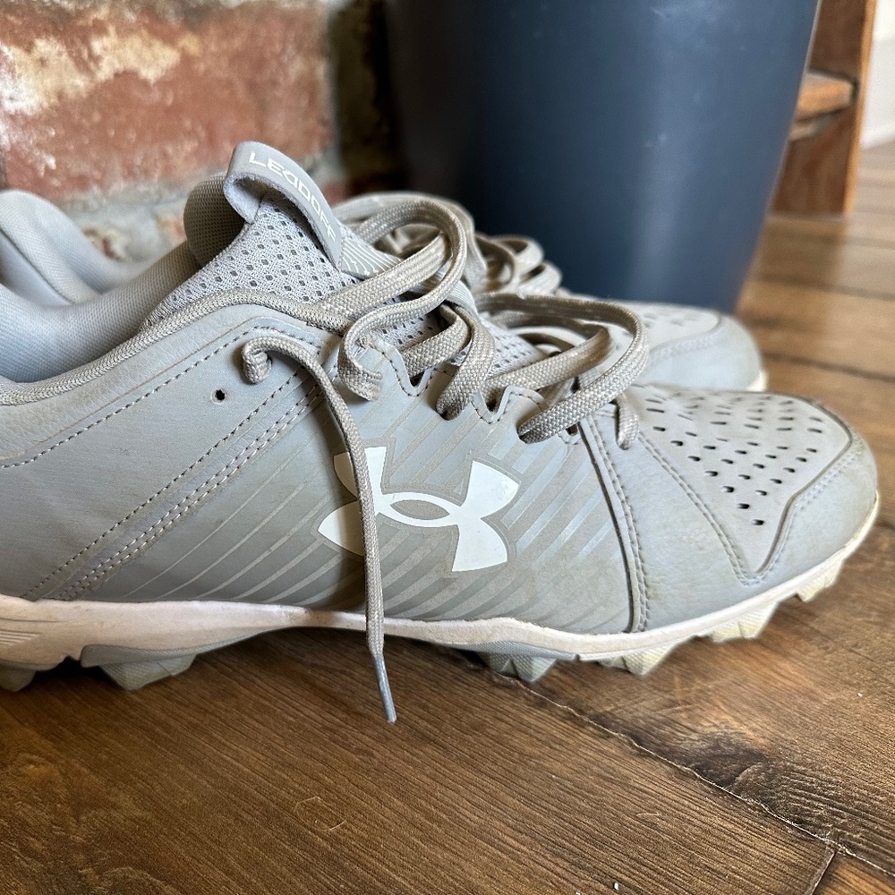 Men’s Under Armour baseball cleats size 10